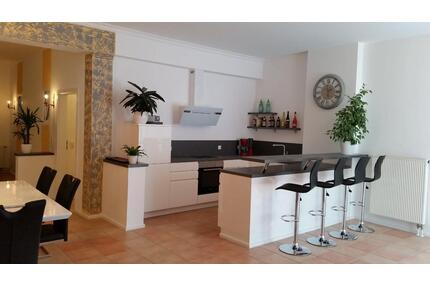 Vermietete 2 Zi Wohnung + Praxis (ges. ca. 154 m²) + 3 TG-Stpl. - Untermeitingen