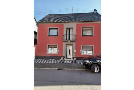 Geräumiges Familienhaus mit Terrasse und Modernisierung in Völklingen