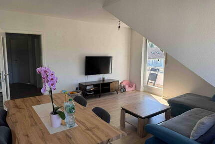 Helle und gepflegte 3-Zimmer-Dachgeschosswohnung mit Loggia, Stellplatz & Keller - Klingenberg