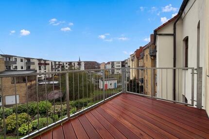 Modern wohnen im Zentrum: Hochwertige 2-Zimmer-Wohnung mit Balkon & neuer Einbauküche - Bitterfeld-Wolfen