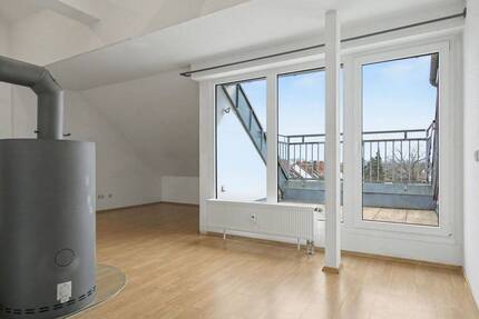 Wohnen über den Dächern - 1996 ausgebaute Dachgeschosswohnung mit Kamin, Loggia und Weitblick - Nürnberg Schweinau