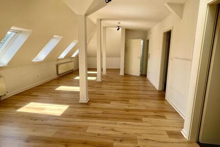 Helle Dachgeschosswohnung in Hildesheim -bahnhofsnah-.