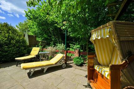 Haus im Grünen nahe Travemünde-City (ca. 2 Kilometer) mit Gästewohnung und großem Garten