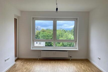 Hoch hinaus - sanierte und renovierte 2-Zimmer-Wohnung mit Balkon - Frankfurt am Main Nord-West