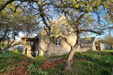 Doppelhaushälfte mit Nebengebäude und zwei Garagen zum Sanieren… - Zirkow