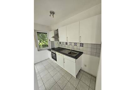 Hochparterre-Wohnung mit Einbauküche, großem Balkon und PKW-Stellplatz - Roßdorf