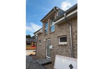 DHH Neubau in Wees - 1.600,00&nbsp;EUR Kaltmiete, ca.&nbsp; 110,00&nbsp;m&sup2; in Wees (PLZ: 24999)