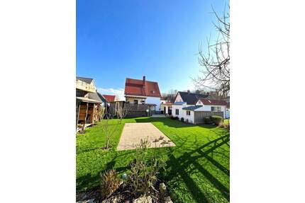 Charmantes Einfamilienhaus mit Wohlfühlambiente und großem Gartenparadies - Erdweg Eisenhofen