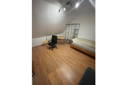 Dachgeschosswohnung - 320,00&nbsp;EUR Kaltmiete, ca.&nbsp; 30,00&nbsp;m&sup2; in Kaiserslautern (PLZ: 67655) Betzenberg