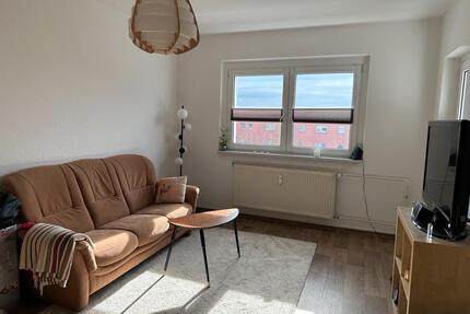 April: 2,5 Zimmer mit Einbau Küche (Genossenschaft) - Stralsund Langendorfer Berg