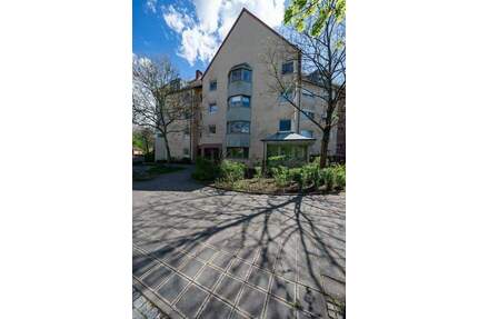 großzügige, helle 4 ZW mit großer Südloggia, Gaste-WC Abstellraum und Tiefgarage - Nürnberg Langwasser