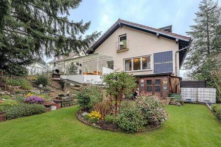 Großes Familiendomizil mit Einliegerwohnung in zentraler Lage mit Fernblick, Garten, Garage und Hof - Schmitten Oberreifenberg