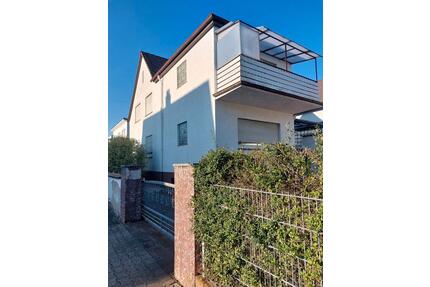 Zweifamilienhaus, freistehend, Eckgrundstück - Griesheim
