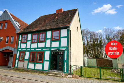 HORN IMMOBILIEN++ Friedland, historisches Stadthaus mit 6 Zimmern, Kaminöfen, 2 Bädern und Garage