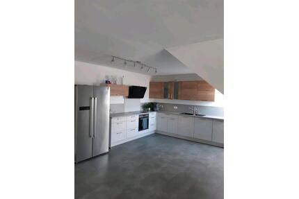 Helle, moderne DG-Wohnung mit Balkon - Marxheim