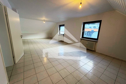 Wohnen mit Weitblick: Charmante Dachgeschosswohnung mit Balkon in Kenn