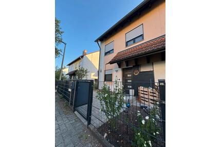Moderne Doppelhaushälfte in zentraler Lage von Roth