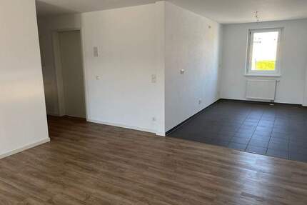 Großzügige 2 Zimmer-Wohnung mit offener Küche, Süd-Balkon zum Innenhof, 3. OG mit Aufzug - Stellplatz optional möglich - Fürth Südstadt
