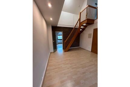 Gemütliche DG-Wohnung mit Einbauküche, Barbaraviertel - Meerbusch