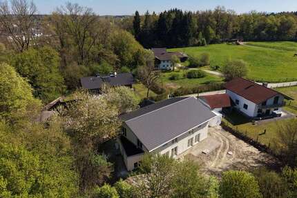 Haus zum Mieten in Stephanskirchen 2.400,00 € 162 m²