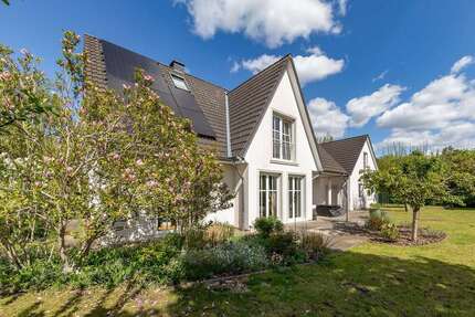Haus zum Mieten in Radbruch 3.650,00 € 223 m²