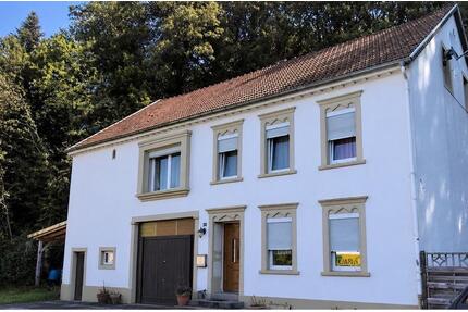 Sanierungsbedürftiges Wohnhaus auf großzügigem Grundstück - Wadern