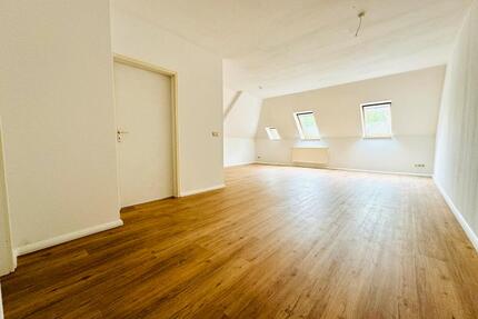 schicke 2 Raum DG-Raum-Wohnung in Leipzig Gohlis ***TOP*** viel Platz; citnah