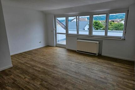 Helle, sonnige 2-Zimmer Dachgeschosswohnung mit schönem Ausblicki - Westhausen