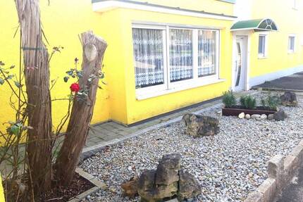 Sanierte 3 Zimmerwohnung mit Innenhof im Anbau - Amberg Schäflohe