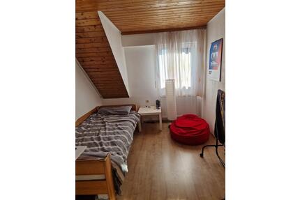 Studi WG Zimmer frei am 1. April oder 1. Mai (Alter 19-26Jahre) - Nürtingen