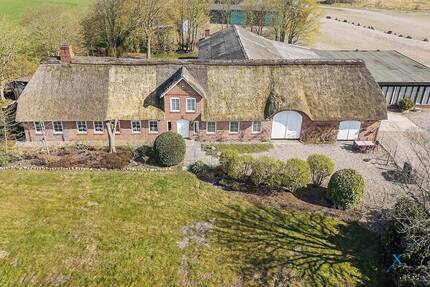 Charmanter Resthof mit Reetdachhaus und großem Grundstück in Klixbüll