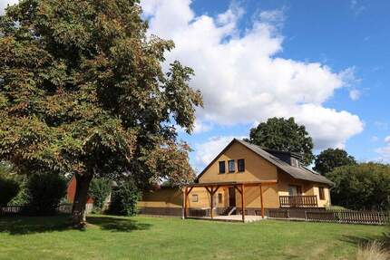 Gepflegtes Einfamilienhaus mit Einliegerwohnung, Doppelgarage und Nebengeb. in Gusborn