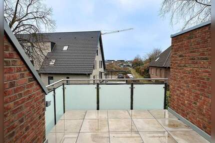 Schicke Dachgeschoss Wohnung mit Erbbaurecht, 3 Zimmern und Balkon über 2 Ebenen - Borken Weseke