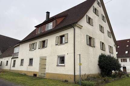 Großes, vermietetes 2 Familienhaus mit Ausbaumöglichkeit auf ca. 3.361 m² großem Grundstück - Crailsheim / Beuerlbach