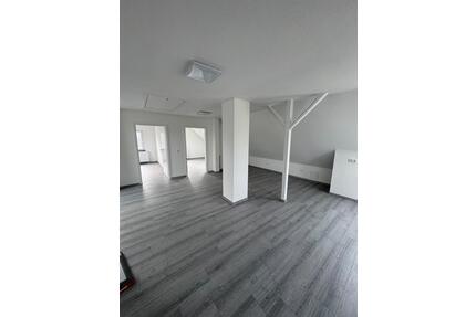 Attraktive und Sanierte, 3 Zimmer Dachgeschosswohnung mit Balkon - Löhne