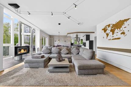 Einzigartige Möglichkeit + Kauf eines repräsentativen Einfamilienhauses mit Einliegerwohnung in Püttlingen + Pool, Fernsicht und Stellplatz