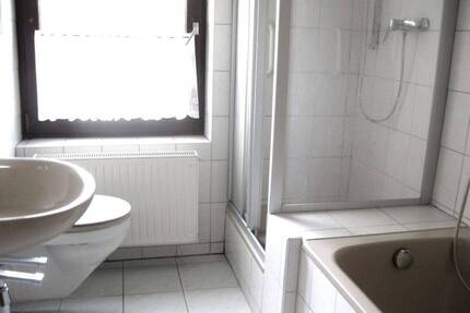 Gepfl.- 3- Zi.- Erdgesch.-Wohnung m. Einbauküche im Northeimer 0rtsteil B ü h l e