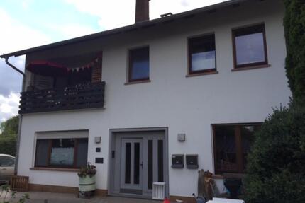 Wohnhaus mit Bungalow-Anbau: Wohnen, Vermieten oder Praxis - Kirchhain