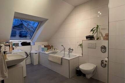 Tolle Dachwohnung mit XXL-Tageslichtbad in kleiner Wohneinheit - Mannheim Rheinau