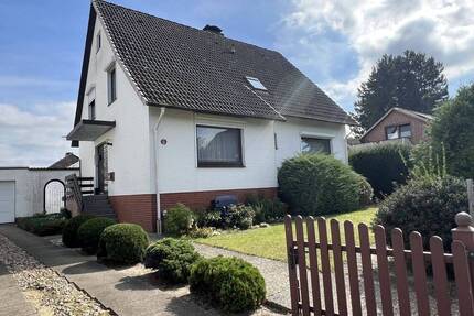 Reserviert! Zweifamilienhaus mit großem Grundstück und vielen Möglichkeiten - Stelle