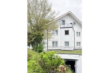 Renovierte, gepflegte Dachgeschosswohnung mit EBK, Balkon, Stellplätze - Steißlingen