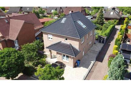 Geräumiges Einfamilienhaus mit Dachterrasse in ruhiger Spielstraße - Neu Wulmstorf