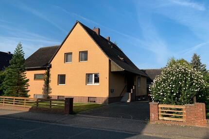 Zweifamilienhaus mit Wintergarten, 2 Garagen und Stallgebäude - Peine Südstadt