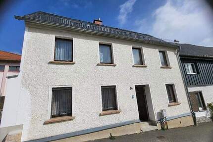 Kleines Reihenendhaus mit Parkplatz in guter Lage mit Entwicklungspotenzial - Lengenfeld