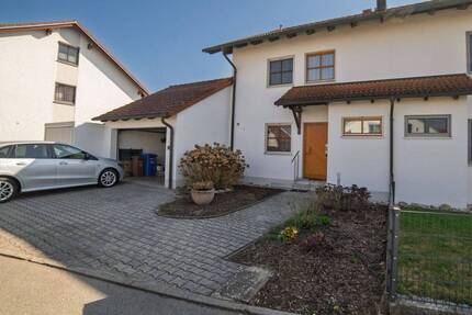 Familienoase in Straßkirchen: 164 m² DHH mit Kachelofen & Top-Zukunftspotenzial - provisionsfrei!