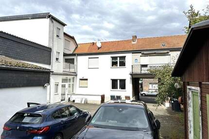 Wohn- und Geschäftshaus + Garagen + 1.186 m² großes Grundstück zu verkaufen - Hürth Gleuel