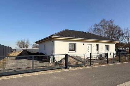 Ankommen statt bauen: Neuwertiger Bungalow (2024) mit Wärmepumpe, 3 Schlafzimmern und viel Ruhe! - Sandersdorf-Brehna Glebitzsch