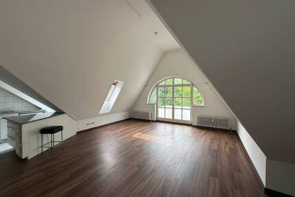 Große und individuell geschnittene 2-Zimmer-Dachgeschosswohnung mit BALKON, EBK und Charakter im München-Bogenhausen