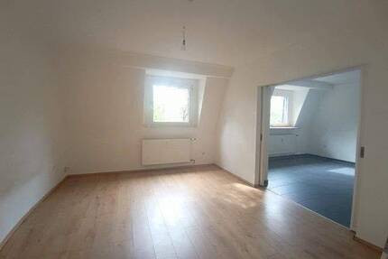 Duisburg-Alt-Hamborn, Kampstraße 63 - Frisch renovierte 2 Zimmer-Wohnung im 3.OG ab Juli zu mieten !!