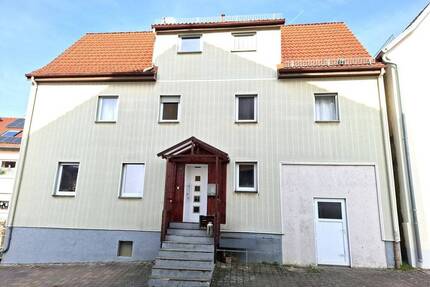 Älteres Wohnhaus in einer Anliegerstraße im Wohngebiet Igersheim